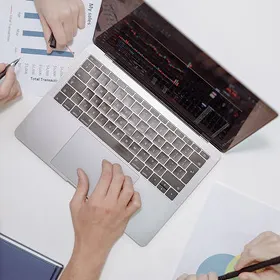 Korak 1 – Analiza in strategija AI projekta pri MS iHub. Oseba uporablja prenosni računalnik.